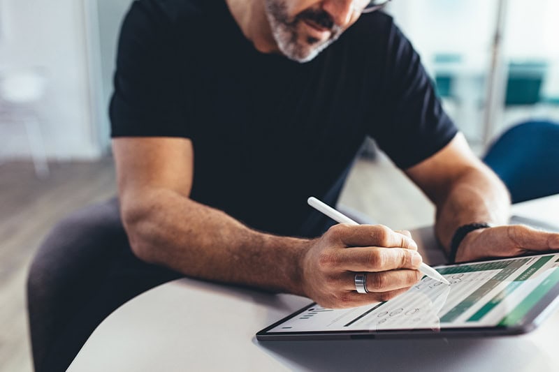 Mand tager en anerkendt intelligenstest på en tablet.