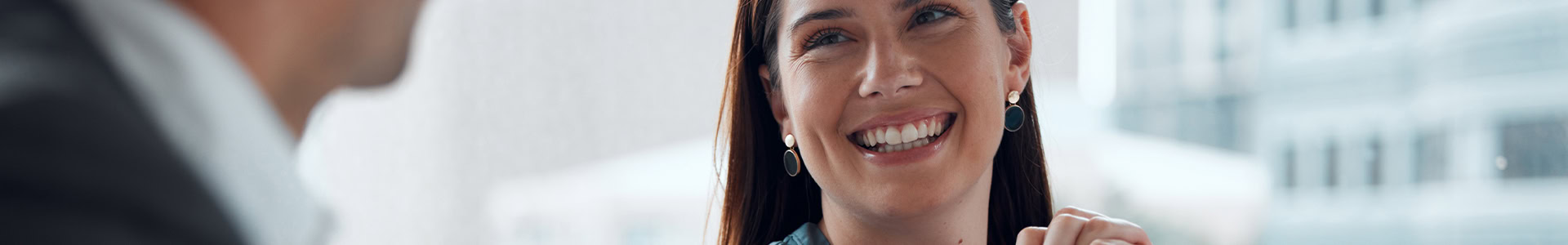 Glad medarbejder har gennemført en professionel IQ intelligenstest.