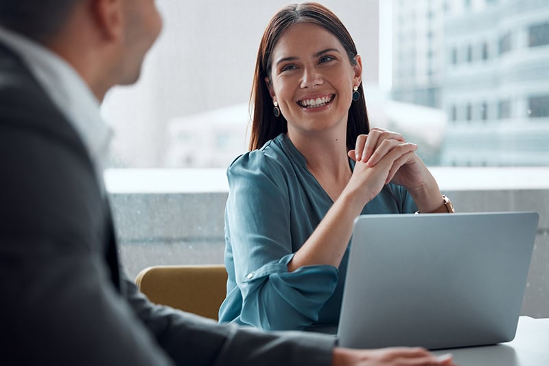 Mørkhåret kvinde bruger intelligensprøver til at forudsige succes i jobbet.